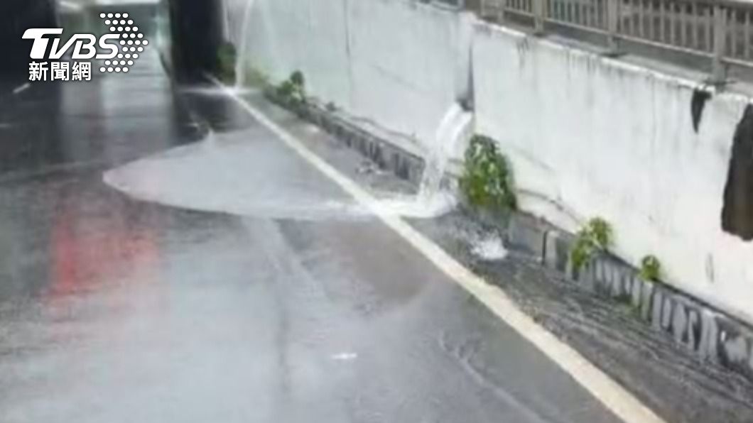 因為大雷雨導致地下道積水未退。（圖／TVBS）