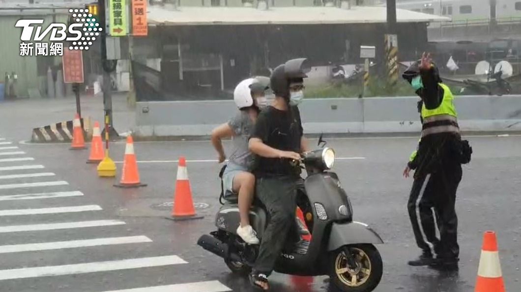 警方暫時封閉中山地下道。（圖／TVBS）