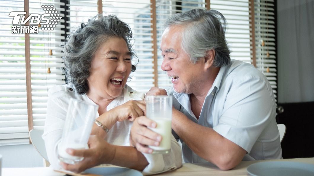 若長者有牙口不佳或吞嚥問題，要調整食物質地。（圖／shutterstock達志影像）