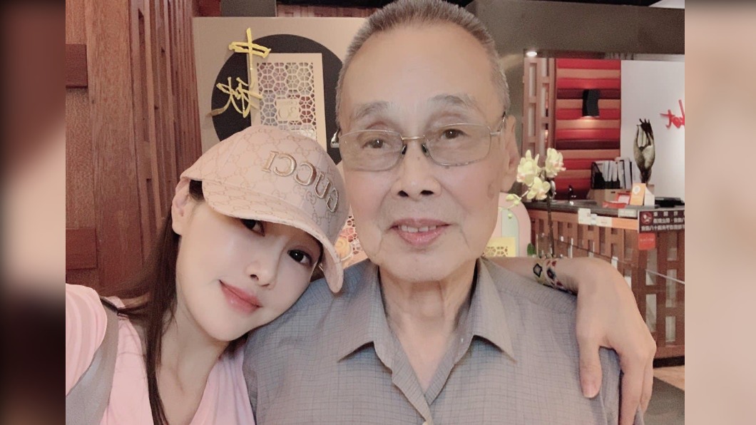 吳玟萱的父親已經86歲,和她感情相當不錯。(圖/翻攝自吳玟萱臉書)