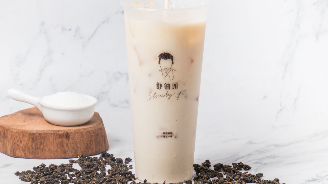 舒油頭穿熊寶藍或是舒油頭粉任何衣服、配件「松瀧岩舒醒奶茶」買1送1。(圖/舒油頭提供)