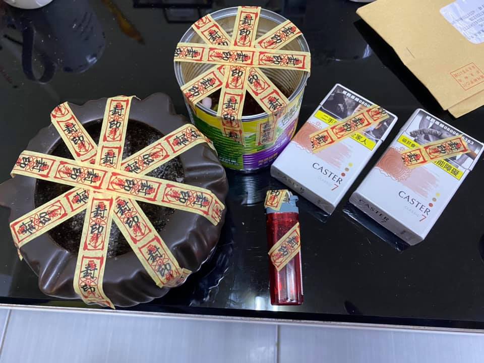 原PO女兒將自己的煙盒、煙灰缸等「封印」住。(圖/翻攝自爆廢公社 臉書)