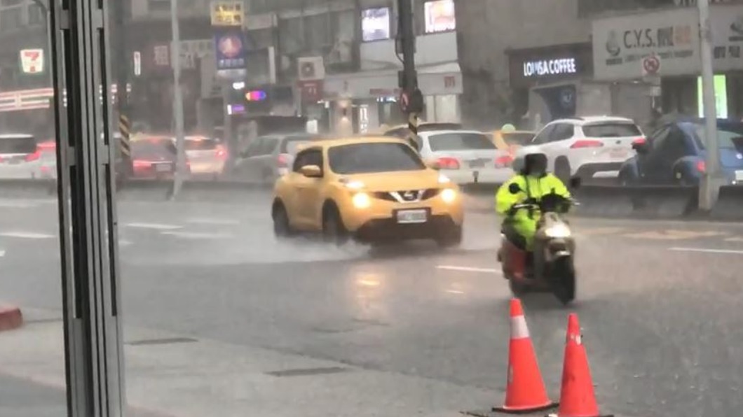 大台北地區明（14）日仍須慎防午後雷雨。（圖／民眾提供）