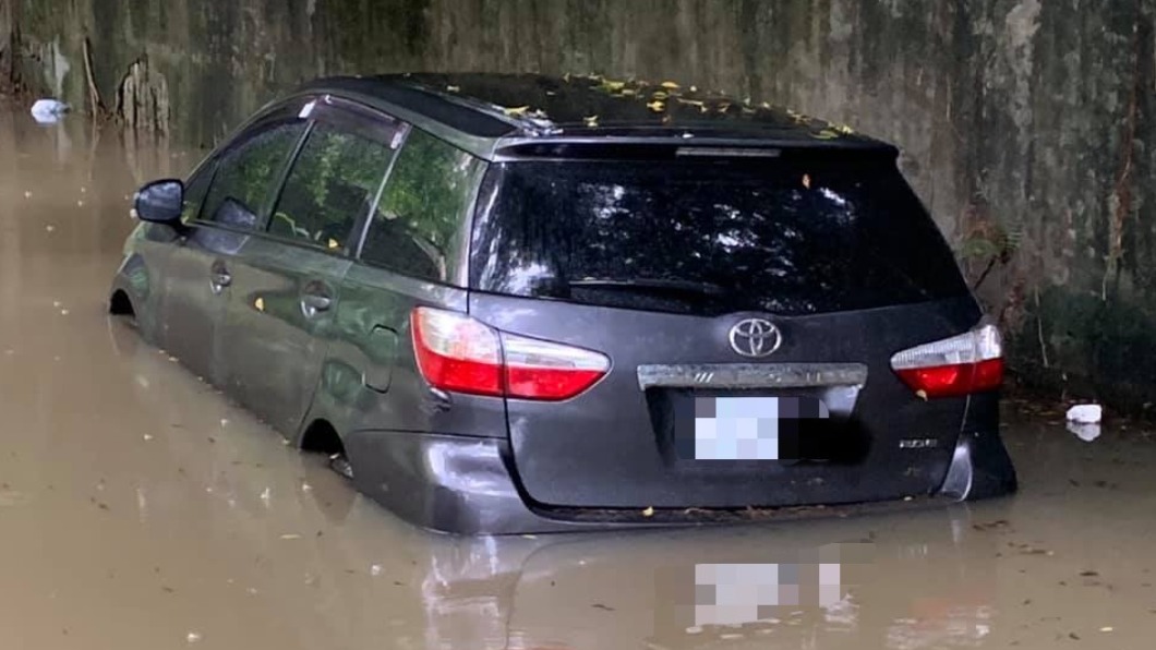 車「泡湯」了!臨停路邊午後雷雨狂炸慘成「泡水款」