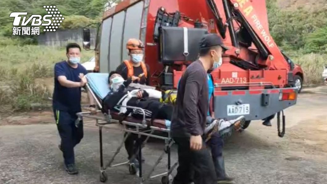 出門爬山竟失足!男偕友登劍龍嶺墜2米深山溝「骨折」