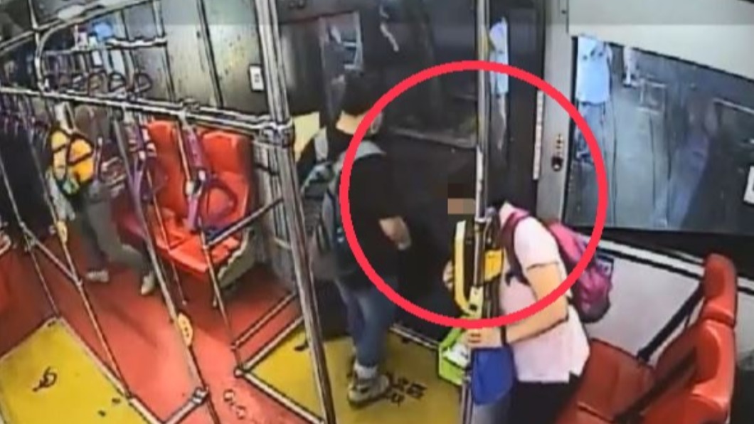 後車門打開,婦人的頭被夾在中間。(圖/民眾提供)