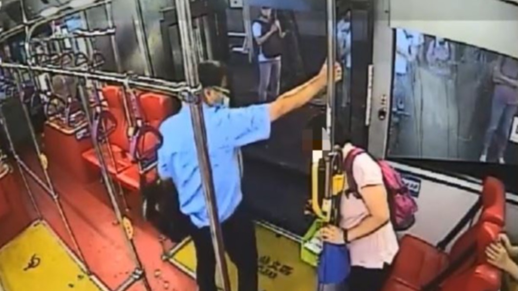 一旁的男乘客趕緊上前幫忙。(圖/民眾提供)