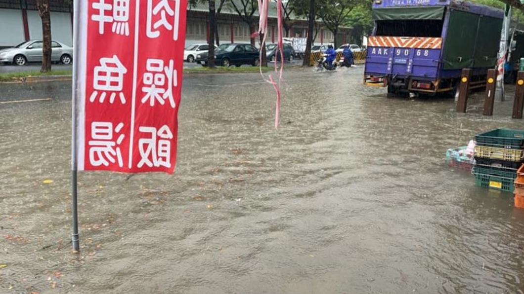 高雄清晨再降暴雨!水淹小腿肚 居民哀嚎不斷