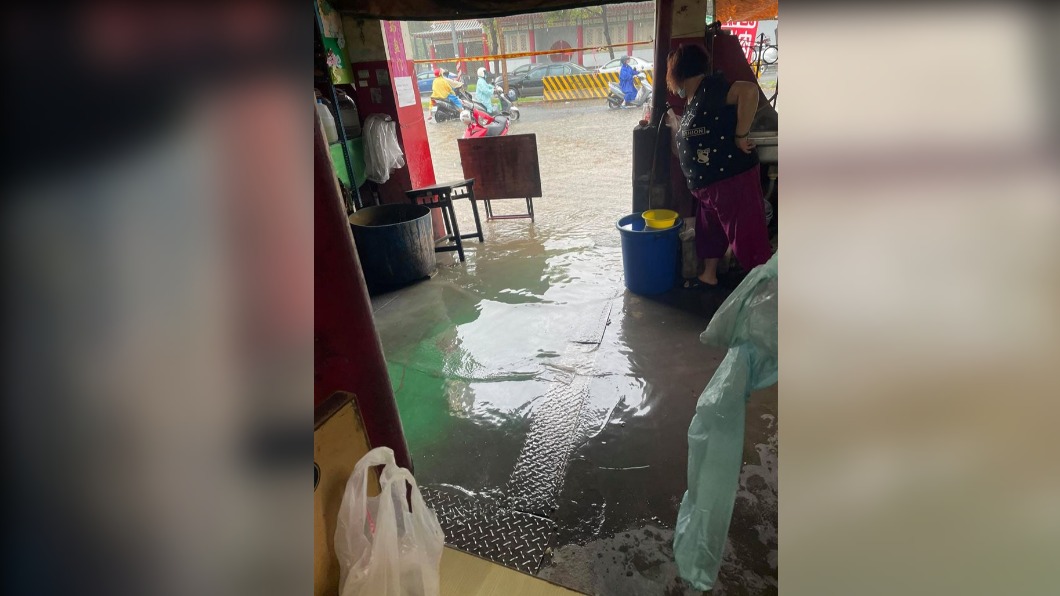 泥水淹進店家內。（圖／翻攝自我是左營人臉書）