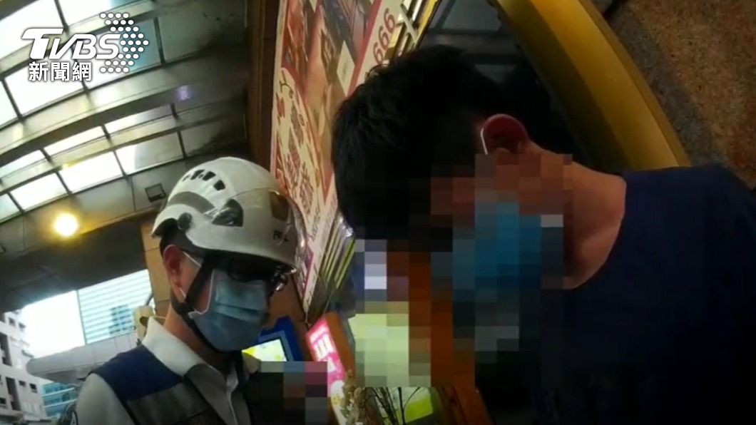 嗨到好幾天沒睡覺!毒蟲恍惚誤將毒品當證件 親手交警察