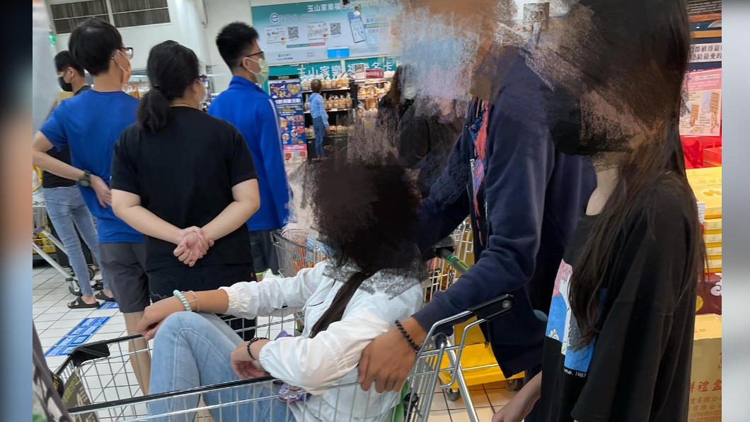 情侶檔爽坐手推車逛賣場 網見超扯照酸:在演偶像劇?