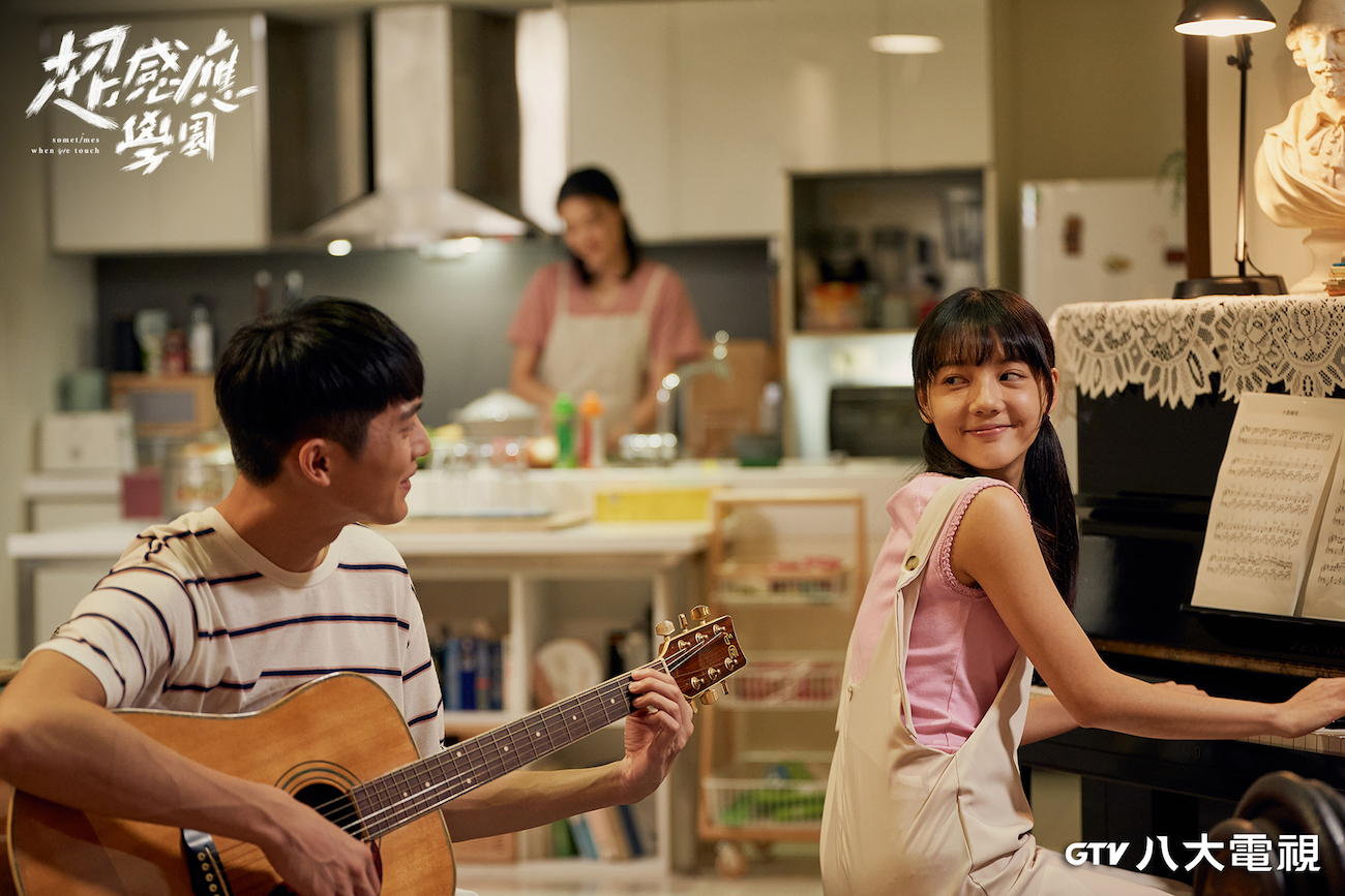 林輝瑝(左）、林思廷（右）在《超感應學園》中飾演曾珮瑜的兒女。（圖／八大電視提供）