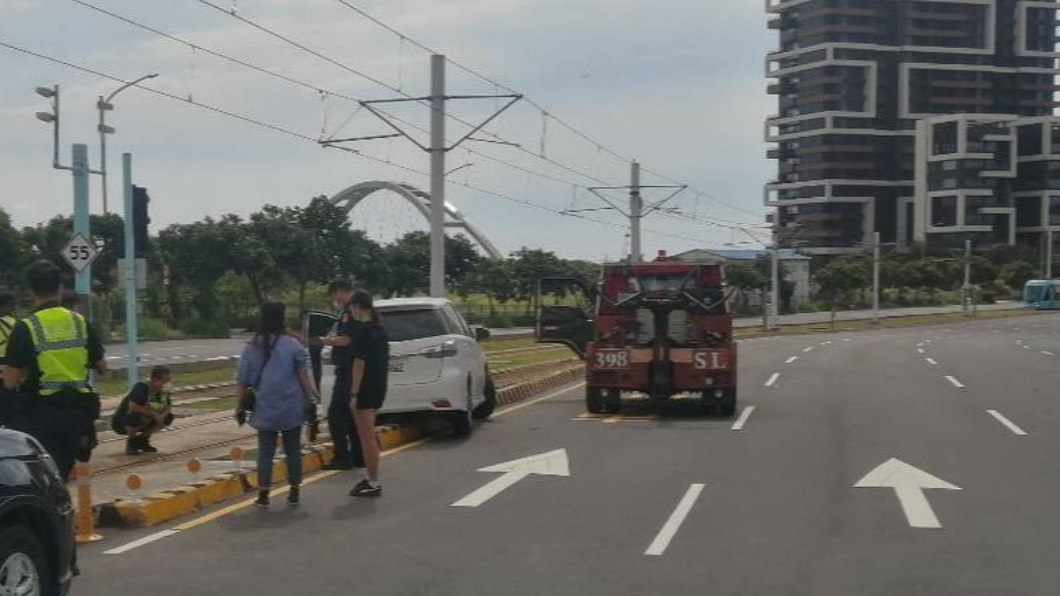 路況不熟當街「大迴轉」 轎車卡淡海輕軌遭開罰