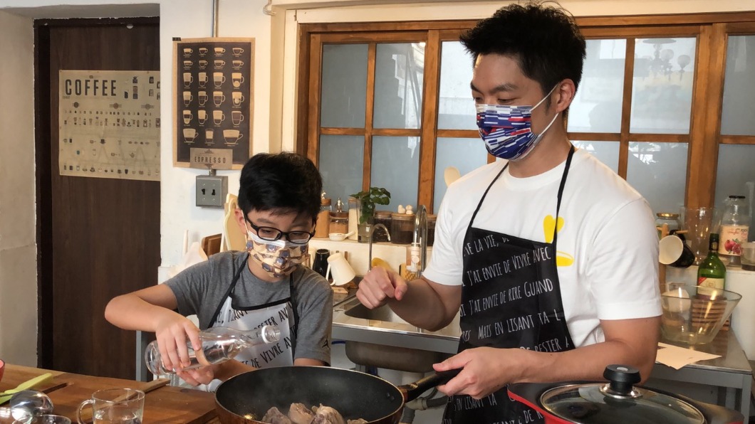 七夕放閃!蔣萬安與兒下廚給愛妻 甜蜜求婚過程大公開