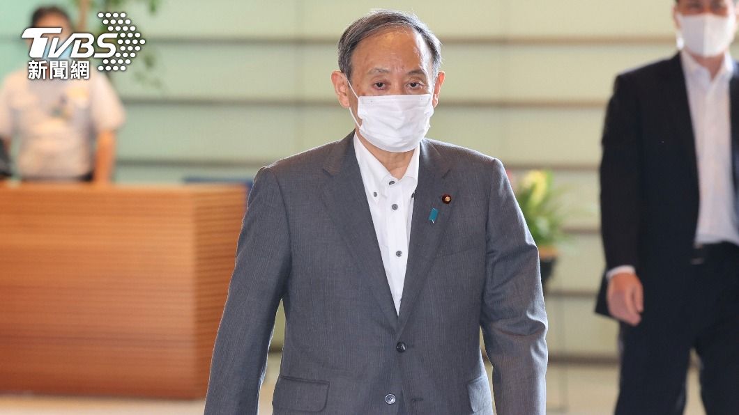 由於防疫不力,首相菅義偉民調創新低。(圖/達志影像美聯社)