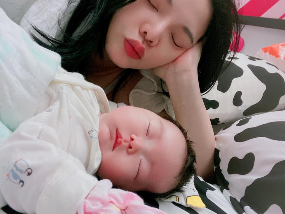 小甜甜與愛女米苔目。(圖/翻攝自小甜甜臉書)