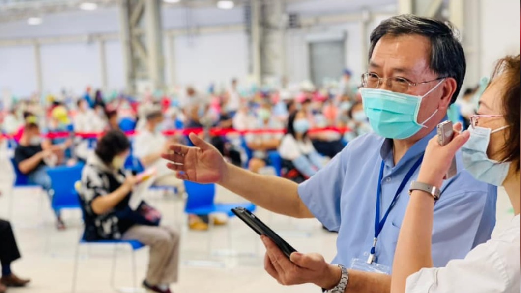 台北市副市長蔡炳坤先前說到，年輕人與長者為了搶打疫苗出現心結。（圖／翻攝自蔡炳坤臉書）