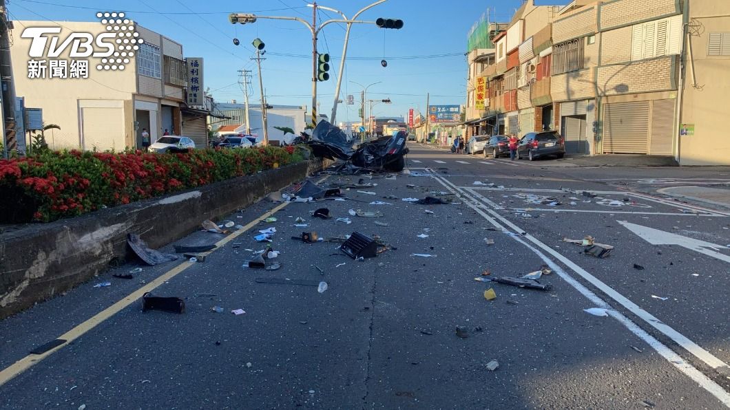 驚悚！墾丁酒駕自撞分隔島　車殼零件秒噴飛　1死1命危