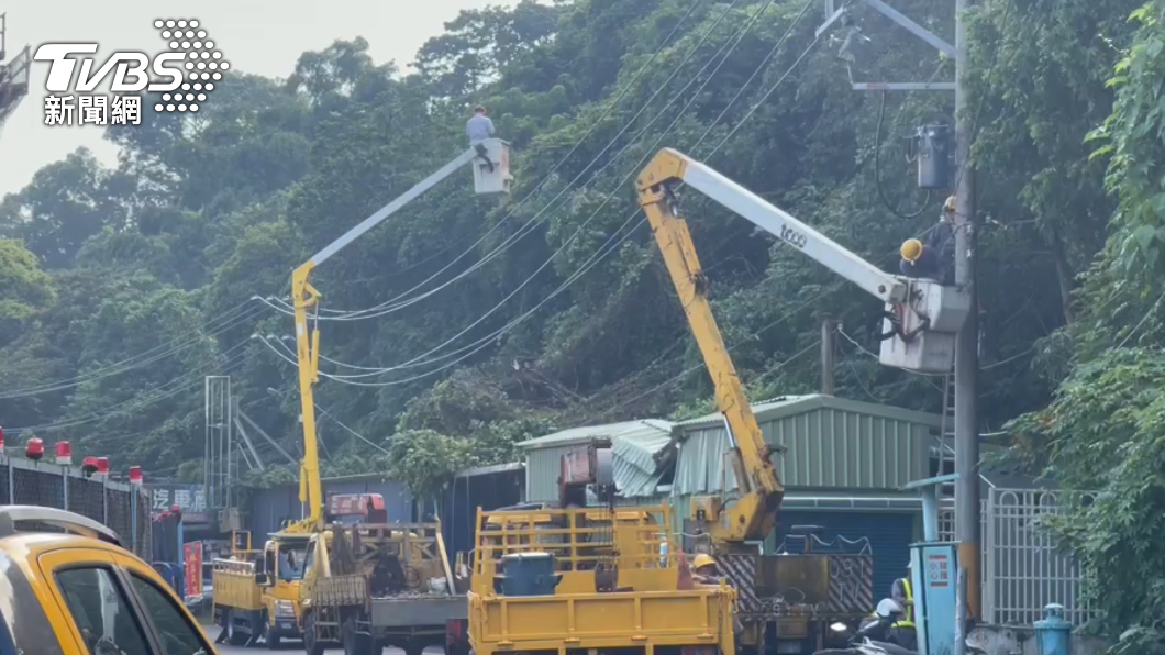 疑大雨釀災!高壓電塔「歪腰」傾倒壓屋 警徹夜交管助搶修