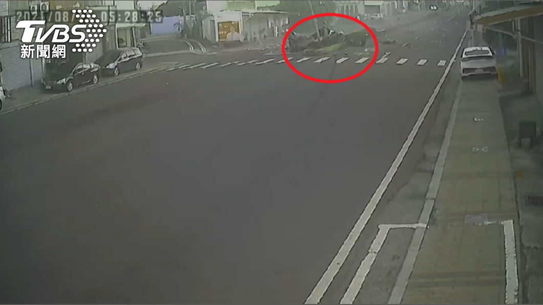路口監視器拍下轎車自撞分隔島瞬間，畫面相當驚悚。（圖／警方提供）