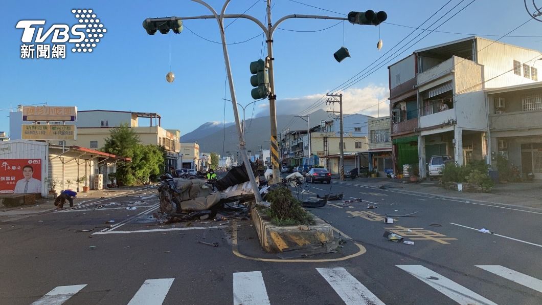 一輛轎車酒駕自撞分隔島、路燈及號誌燈，車殼零件四散。（圖／警方提供）