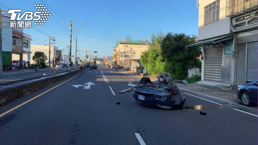 一輛轎車酒駕自撞分隔島、路燈及號誌燈，車殼零件四散。（圖／警方提供）