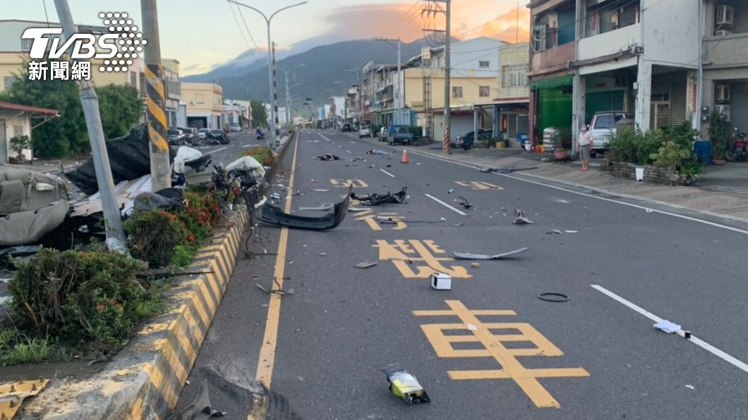 一輛轎車酒駕自撞分隔島、路燈及號誌燈，車殼零件四散。（圖／警方提供）
