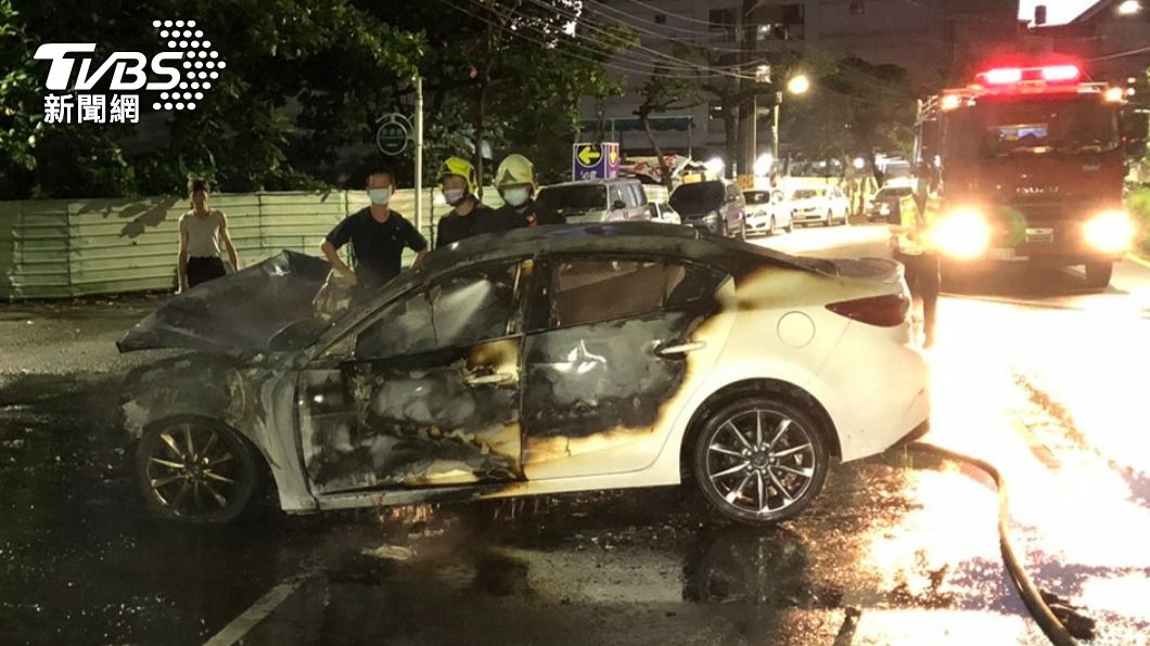 高雄一輛轎車自撞電桿起火燃燒，整輛車燒個焦黑。（圖／警方提供）