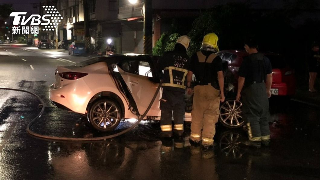 高雄一輛轎車自撞電桿，整輛車起火燃燒，消防到場撲滅火勢。（圖／消防提供）