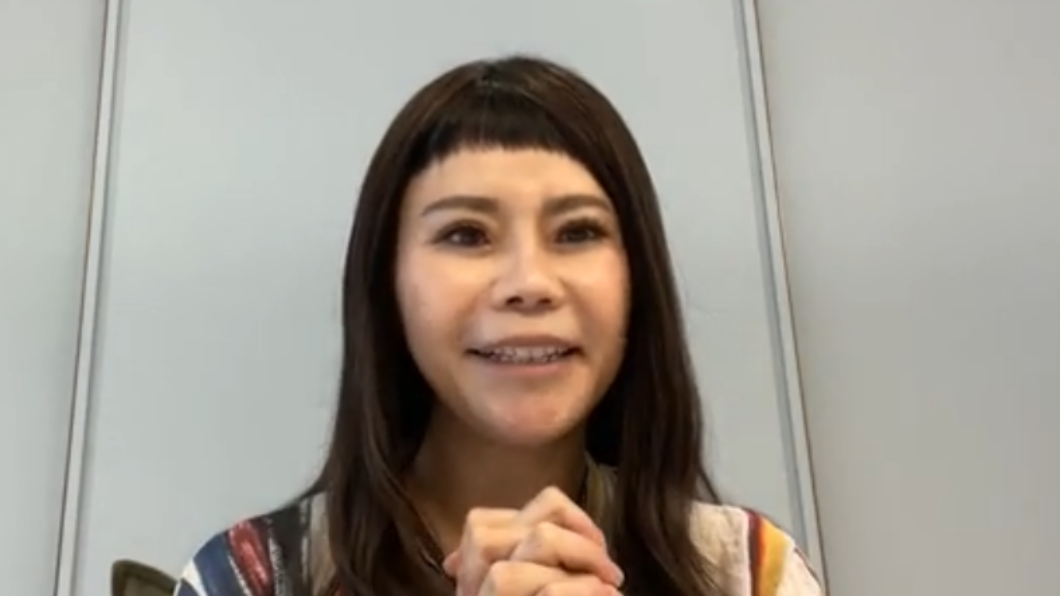 詹雅雯直播回應網友。(圖/翻攝自詹雅雯 Y.W Facebook)