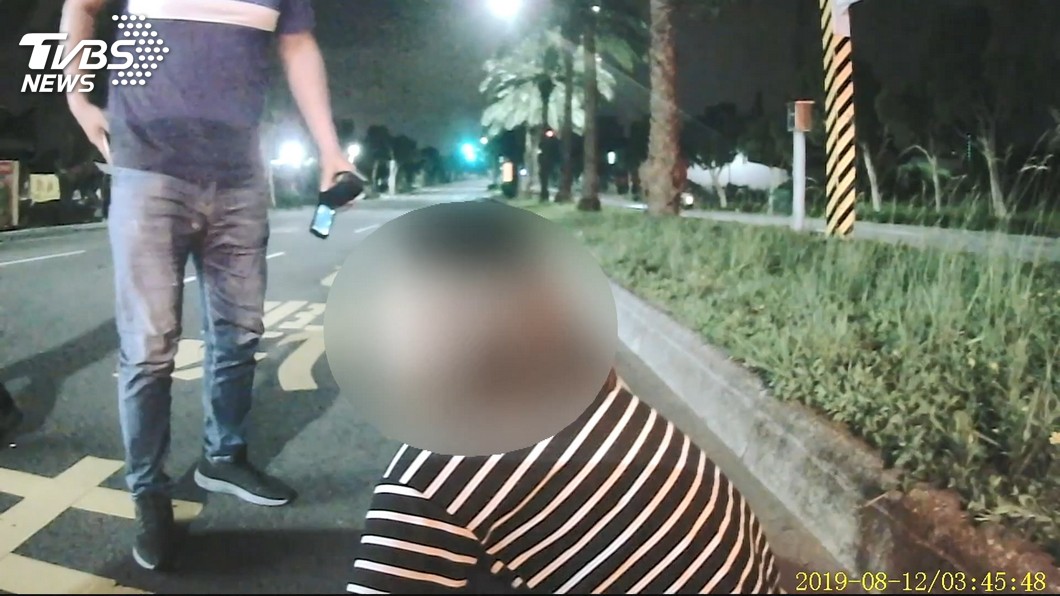 駕駛及乘客下車遭壓制。（圖／TVBS資料畫面）