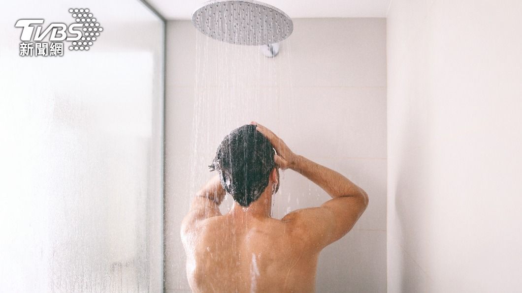 醫生提醒，男性朋友在洗澡時靠3招自我檢測。（示意圖／shutterstock達志影像）