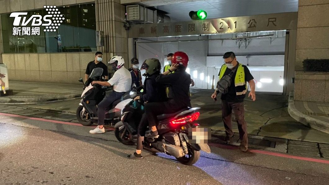 騎改裝機車夜遊「轟轟轟」太吵!汐止警、環保局聯合稽查