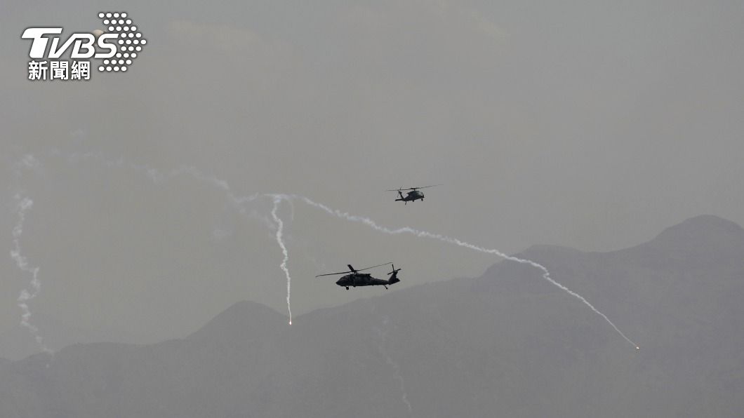美軍黑鷹直升機於喀布爾上空盤旋。(圖/達志影像美聯社)