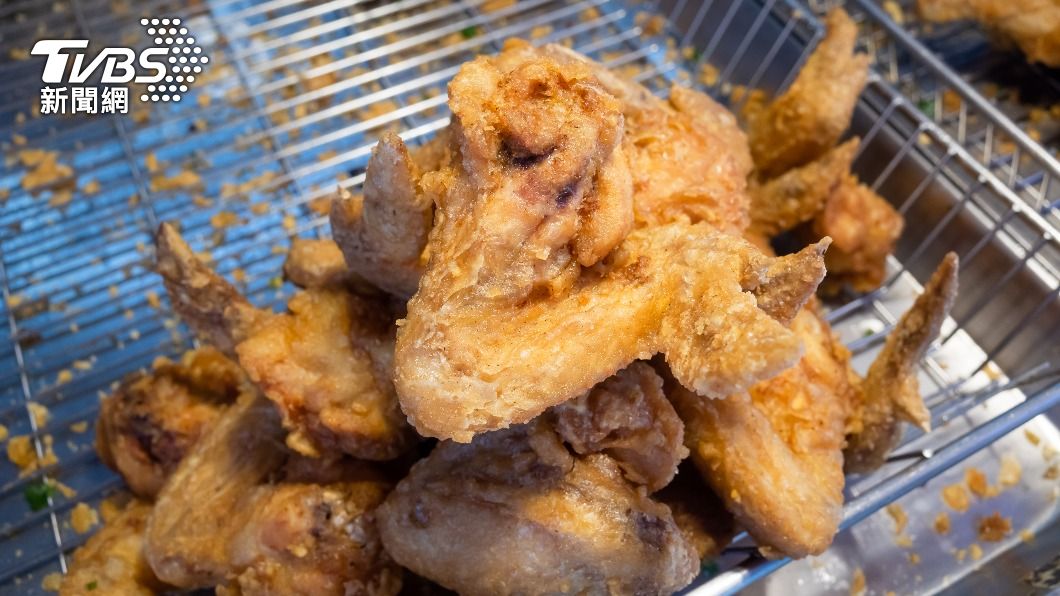 網友指出雞翅價格便宜原因出在原物料成本。(示意圖/shutterstock 達志影像)