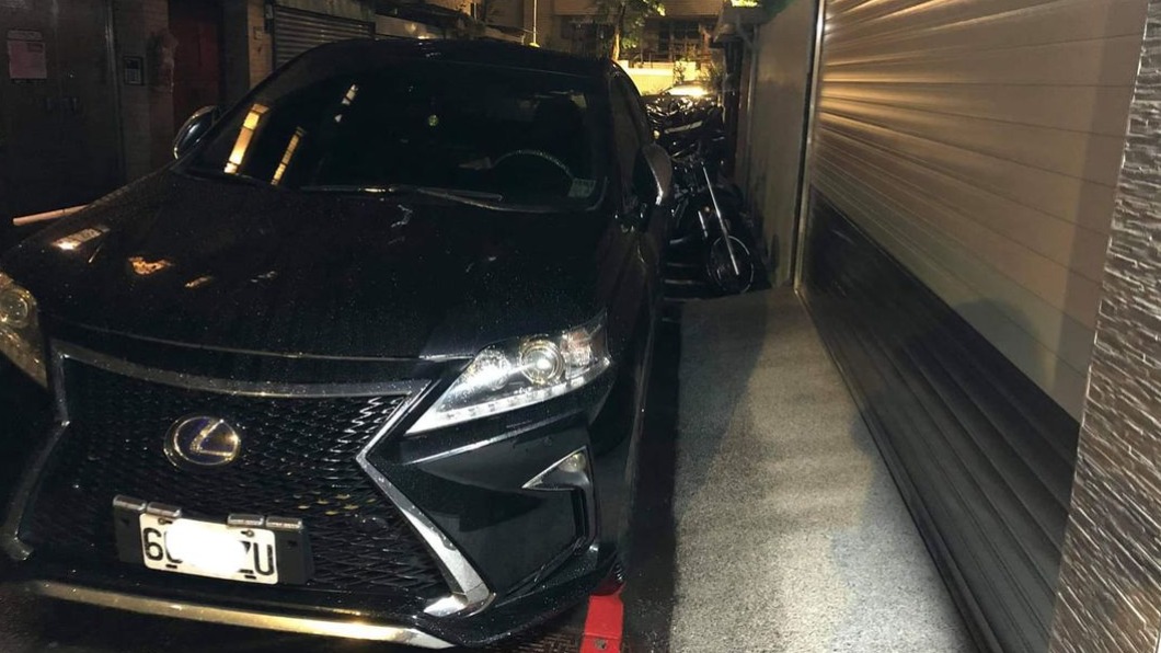 車庫被擋!惡鄰移車無歉意裝傻 網見紅線:快檢舉