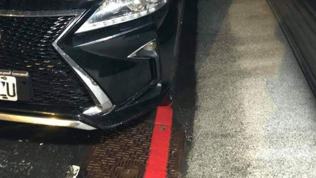 網友眼尖發現,車庫前有紅線本就禁止停車。(圖/翻攝自爆怨2公社臉書)