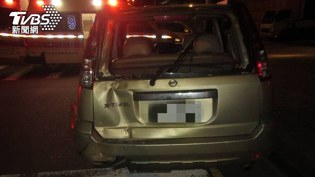 休旅車遭撞後，後擋風玻璃碎裂、左側後保險桿及板金也破裂凹陷。（圖／警方提供）