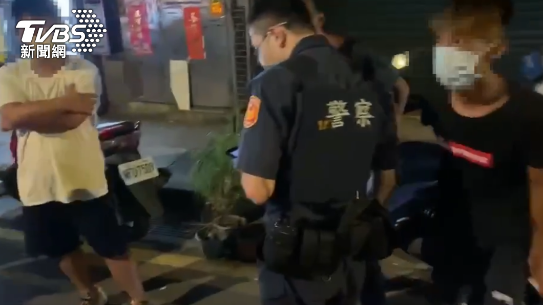 犯嫌遭逮補。(圖/TVBS)