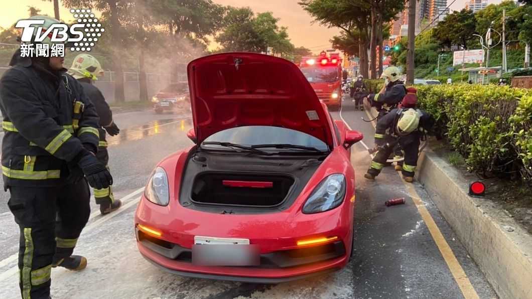 保時捷跑車淡水街頭險起火!車尾噴白煙駕駛急叩119