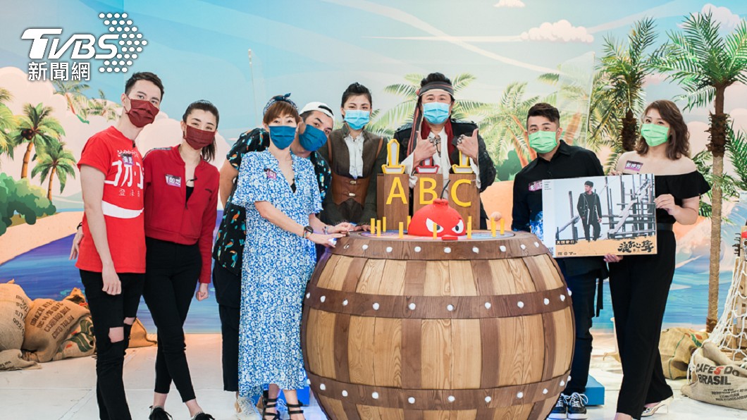 GiGi和史丹利夫婦(圖左3、4)近日一起上胡瓜節目。(圖/衛視中文台提供)