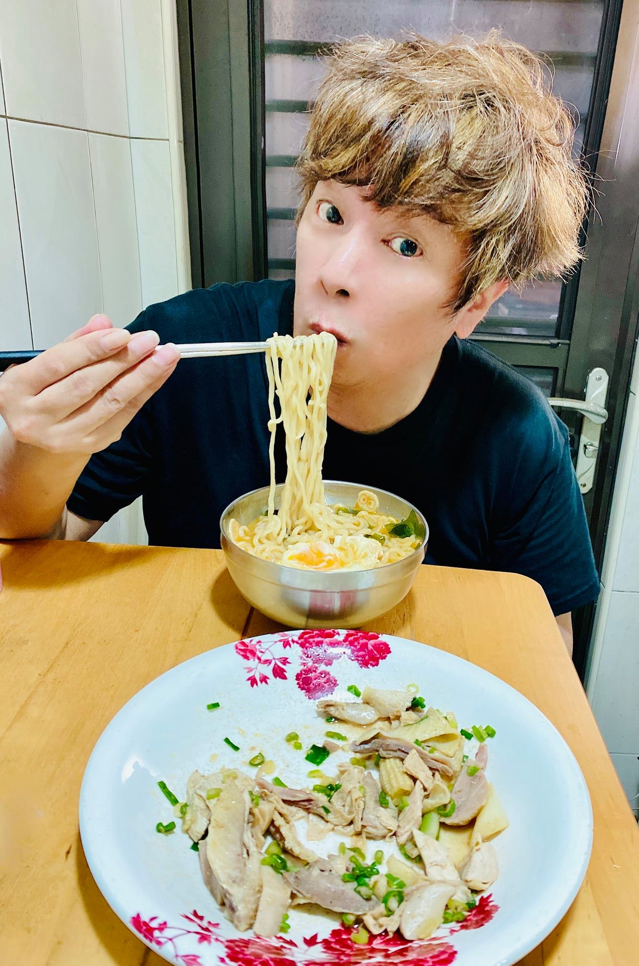 曹西平曬出他的一餐,一碗泡麵加蛋以及一盤雞肉。(圖/翻攝自曹西平臉書)