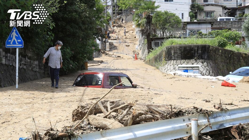 土石流將車輛深埋。(圖/達志影像美聯社)