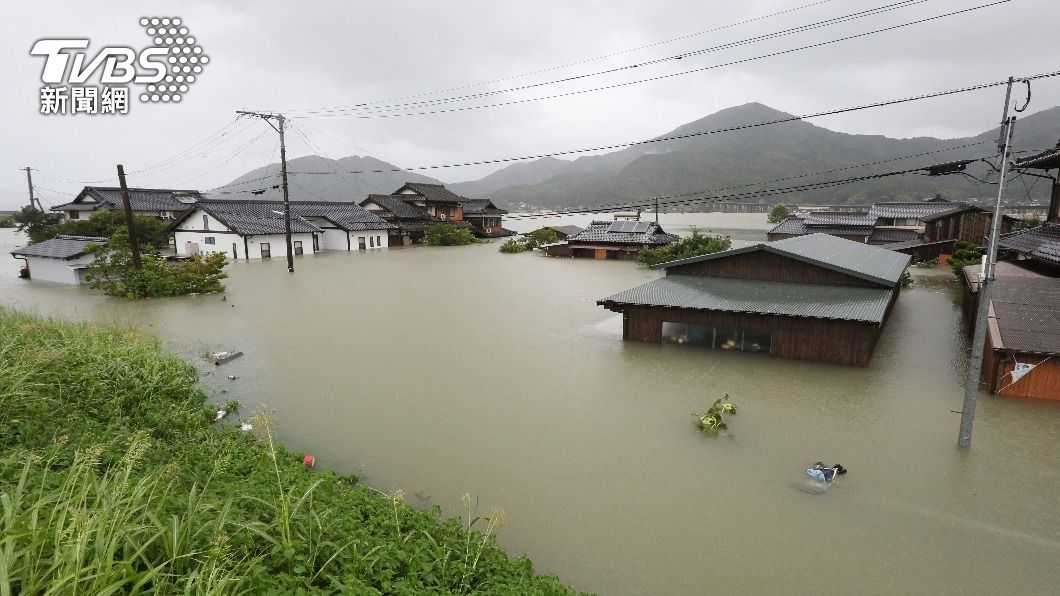 水快淹過房屋。(圖/達志影像美聯社)
