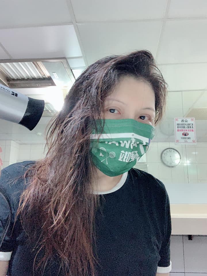 張雅琴罕見曬素顏濕髮自拍照。(圖/翻攝自張雅琴臉書)