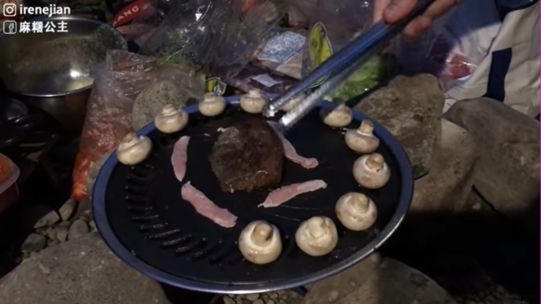 麻糬公主一行人在湖邊使用汽化爐烤肉。(圖/翻攝自麻糬公主YouTube「Irene麻糬」)