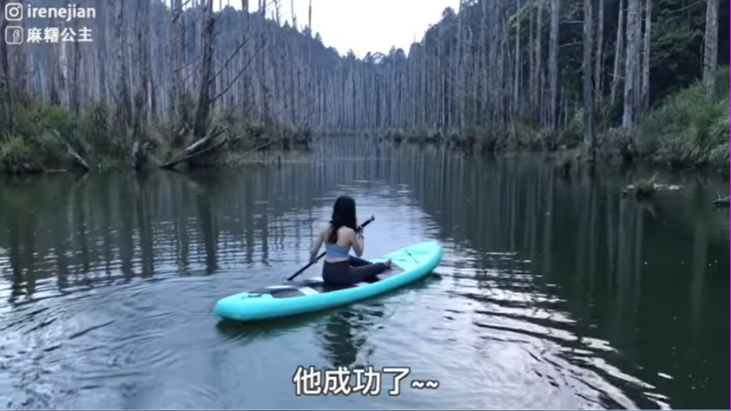麻糬公主同團友人也未穿救生衣划SUP,遭網友轟「玩命」。(圖/翻攝自麻糬公主YouTube「Irene麻糬」)