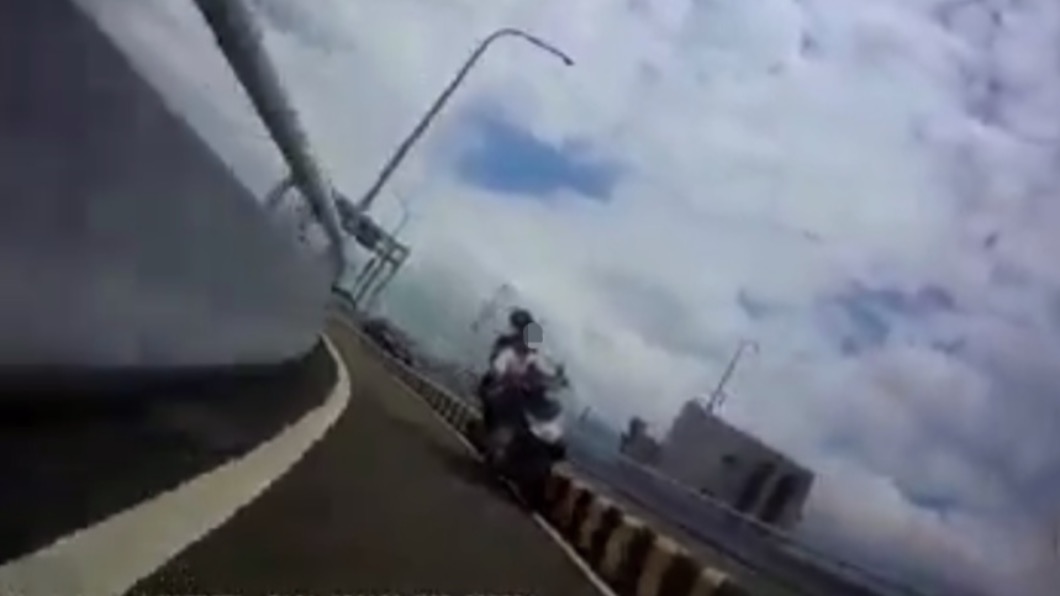 過彎角度沒抓好!騎士載妻返家 從機車引道摔翻至快車道