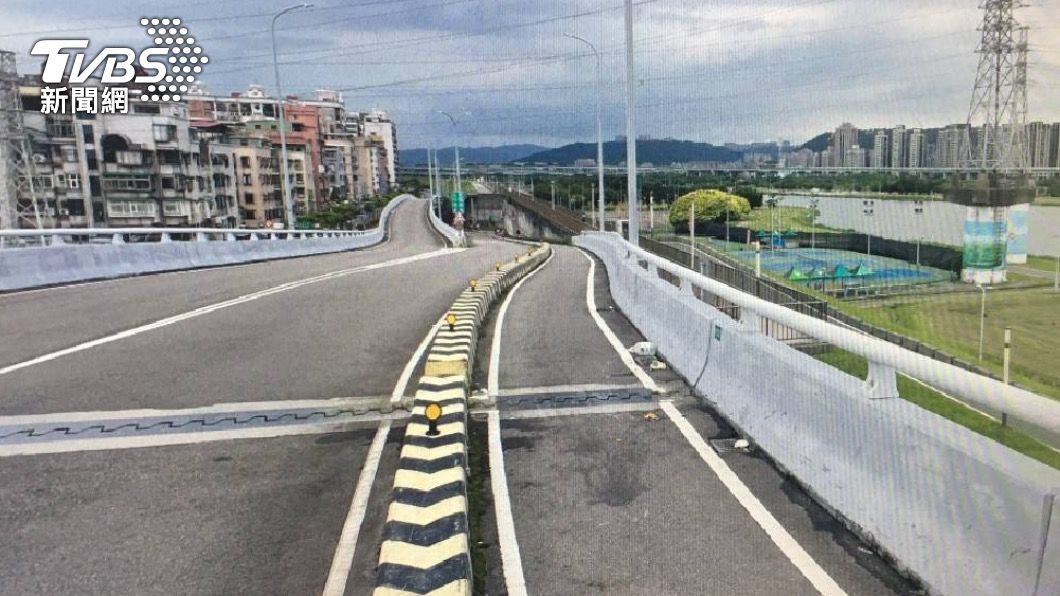 車禍發生在成蘆大橋機車引道。(圖/TVBS)