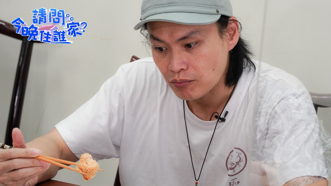 黃鐙輝大讚「陀螺炸雞」超美味。（圖／東森提供）